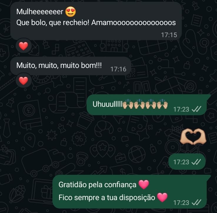 Cliente Carol com doce artesanal da Paloma Ramos Confeitaria