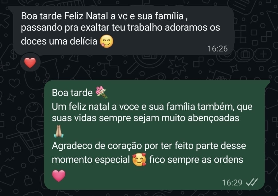 Cliente Graziela K. com torta da confeitaria
