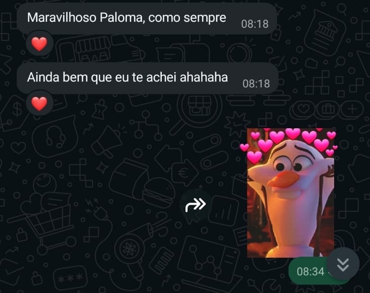 Cliente Isadora Kayser com doce da Paloma Ramos Confeitaria