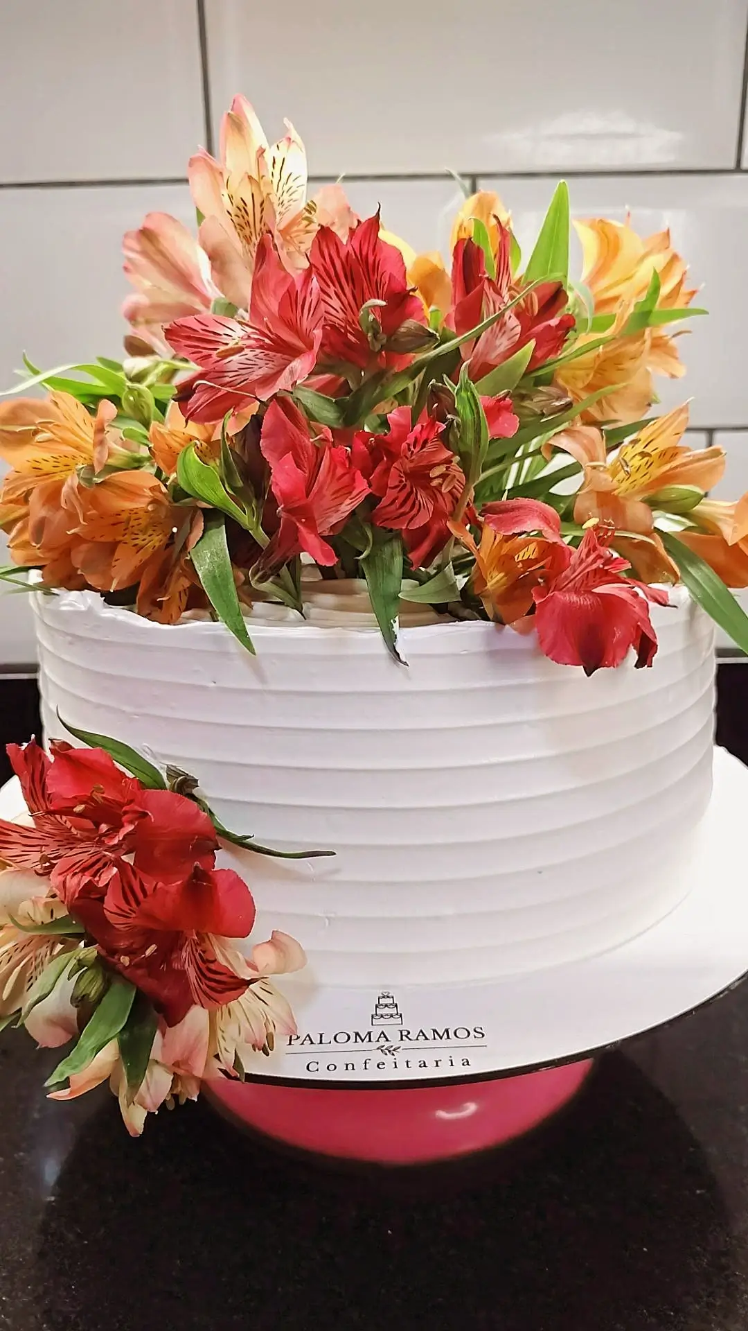 Fatia de torta artesanal servida com café
